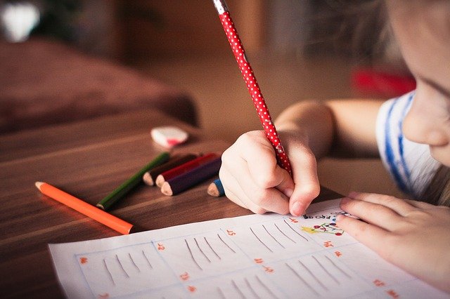 Niño practicando caligrafía