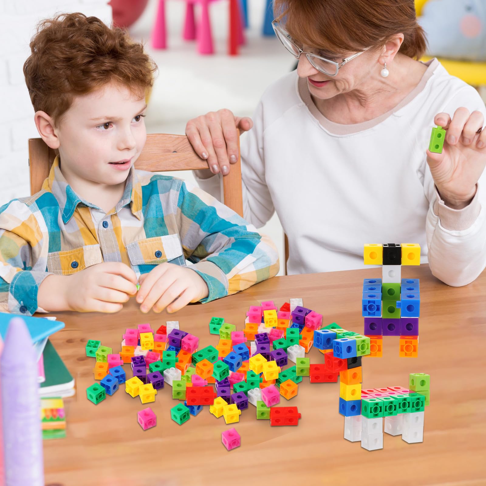 Niño jugando con bloques